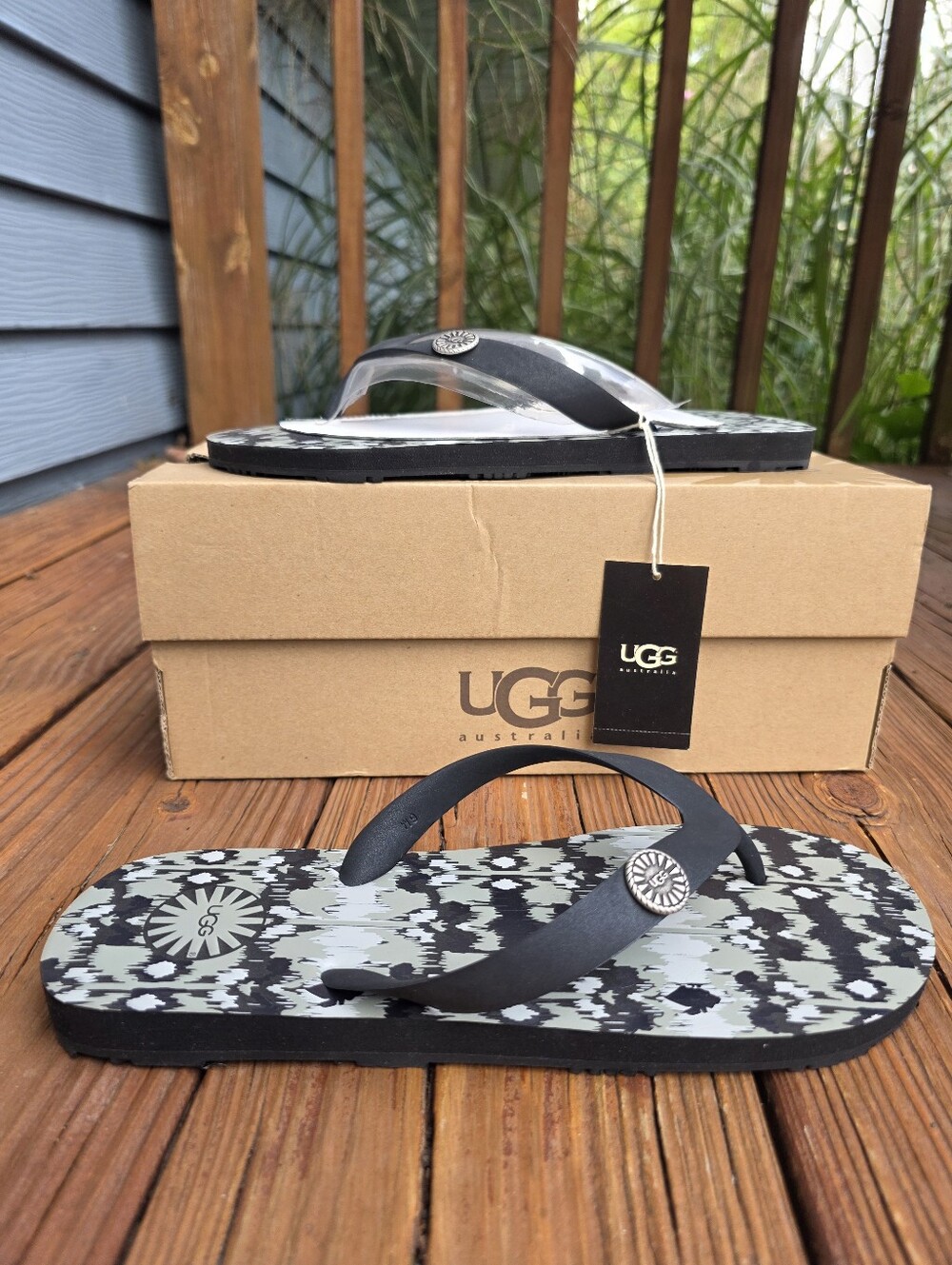 UGG Women’s Ikat Flare Black Flip-Flop Sandals NEW 9